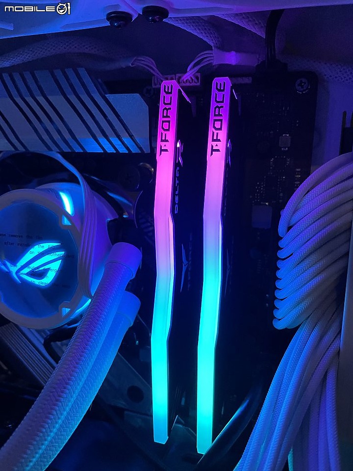 點我看大圖 簡約風格 T-Force Delta RGB DDR4-3600 簡單開箱