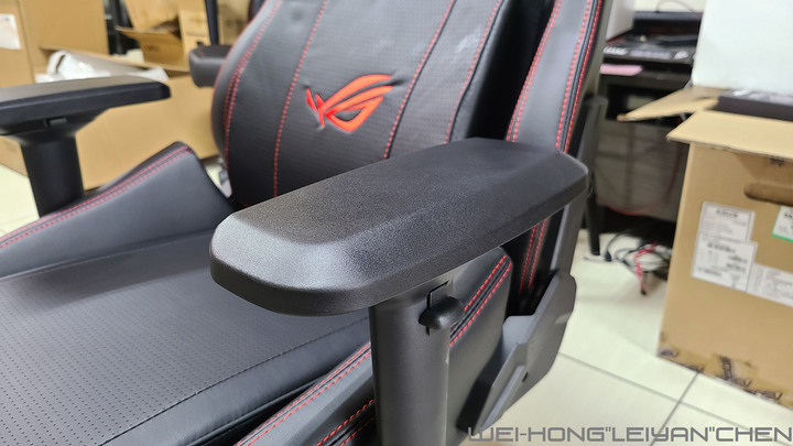點我看大圖 霸氣外露-ASUS ROG信仰RGB電競椅 CHARIOT (SL300C)
