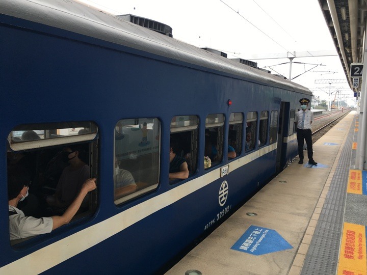 搭末班車「藍皮普快」騎遊台東鹿野