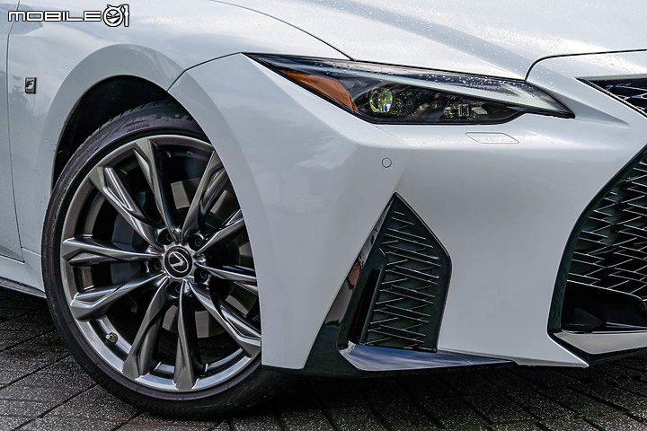 Lexus IS 300h F Sport 試駕|帥勁操控 全面進化!