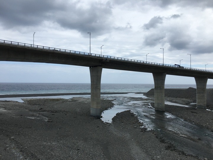 搭末班車「藍皮普快」騎遊台東鹿野