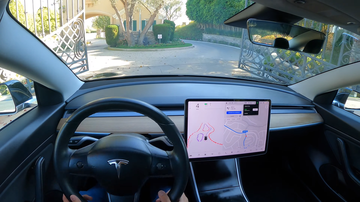 《Autopilot》FSD初探28－路口轉彎碰上三角錐／鐵門辨識變化