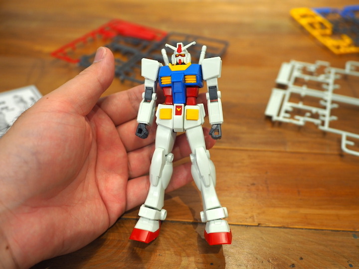 BANDAI EG 1/144 RX-78-2 GUNDAM 免工具入門級鋼彈模型實作