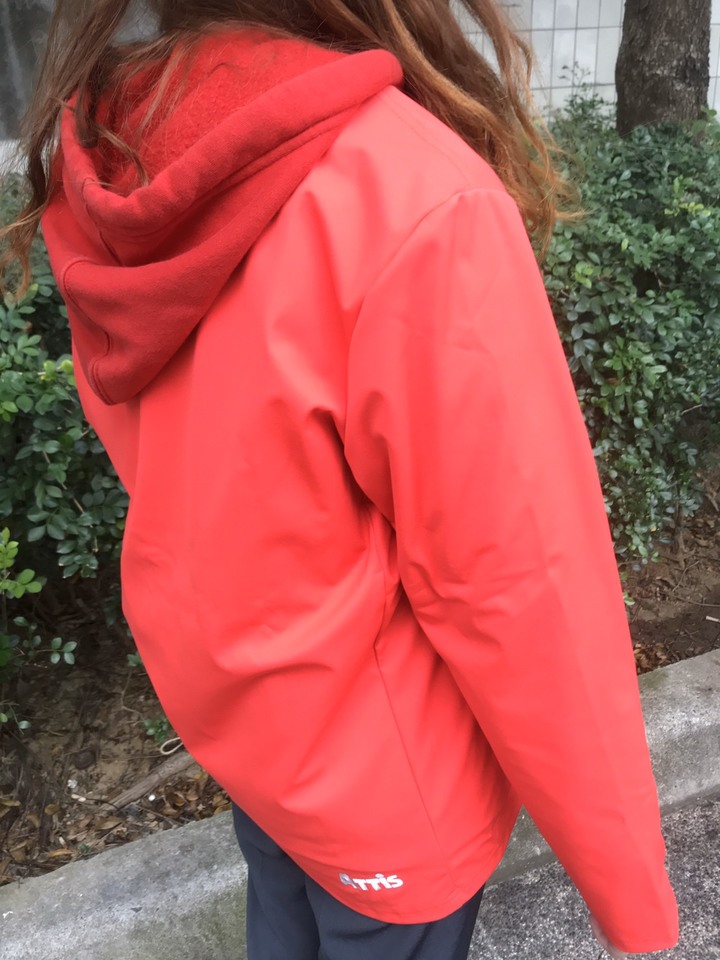 分享亞特司家的防風防水外套