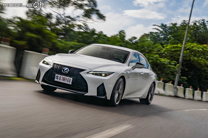 Lexus IS 300h F Sport 試駕｜帥勁操控 全面進化！