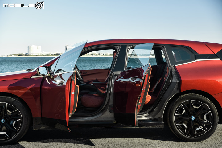 BMW iX 全球首度曝光!將擔任品牌電動休旅旗艦,擁有500hp、600km續航力!