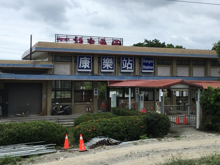 搭末班車「藍皮普快」騎遊台東鹿野