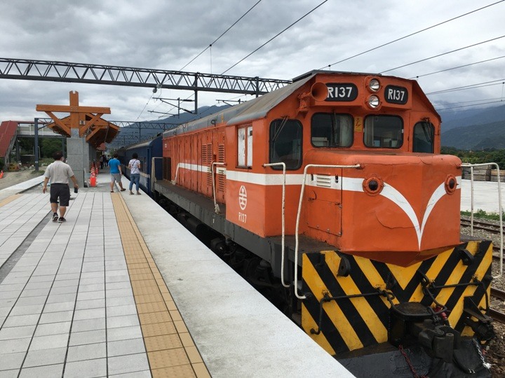 搭末班車「藍皮普快」騎遊台東鹿野