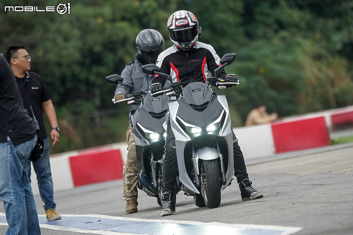 KYMCO KRV 「小AK」賽道首試|跨世代全新旅跑 再創水冷白牌王者風範