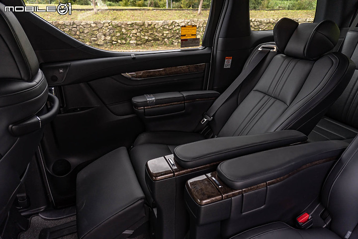 Toyota Alphard Hybrid 試駕|真 • 平穩舒適油電就對了