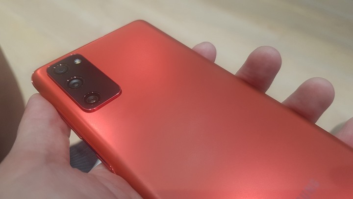 SAMSUNG S20 FE 5G強勢登場:拍照功能強大、旗艦功能完善,售價卻相對平實的輕旗艦機種