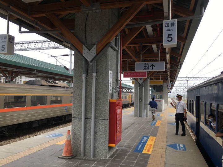 搭末班車「藍皮普快」騎遊台東鹿野