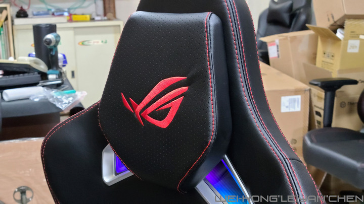 點我看大圖 霸氣外露-ASUS ROG信仰RGB電競椅 CHARIOT (SL300C)