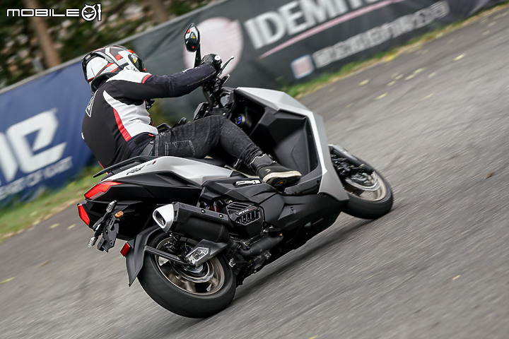 KYMCO KRV 「小AK」賽道首試|跨世代全新旅跑 再創水冷白牌王者風範