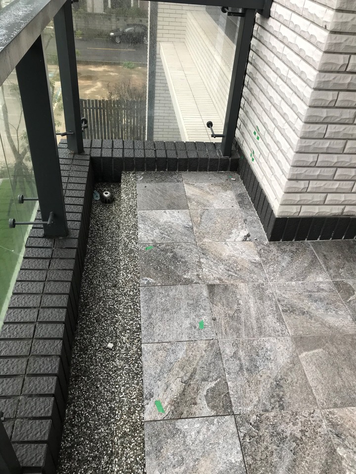 請教室外壁磚地磚空心