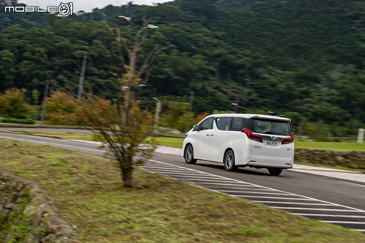 Toyota Alphard Hybrid 試駕|真 • 平穩舒適油電就對了