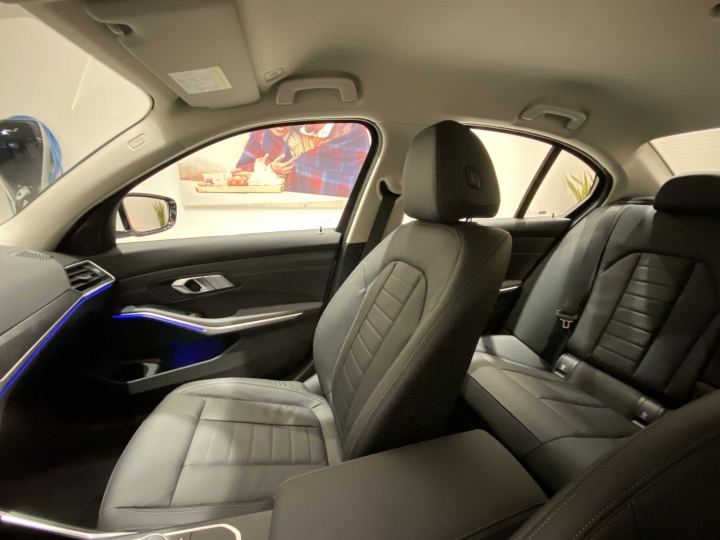 感恩節後黑色星期五牽的小白馬318i luxury