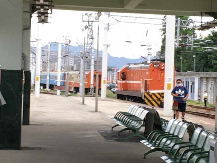 搭末班車「藍皮普快」騎遊台東鹿野