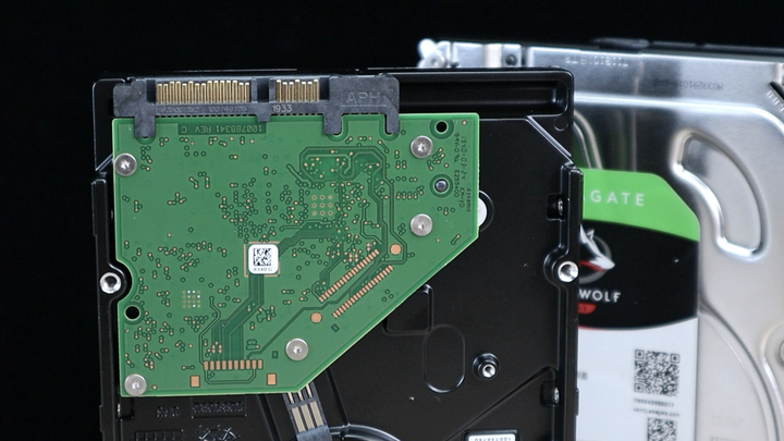 安裝 NAS 華芸 AS6604T,上機 HDD + M.2 SSD
