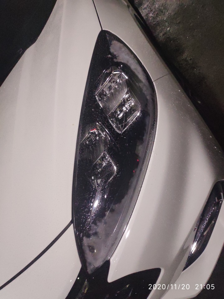 請問8月交車的新KUGA大燈起霧超明顯,南港的福特九和堅持這樣正常。。。