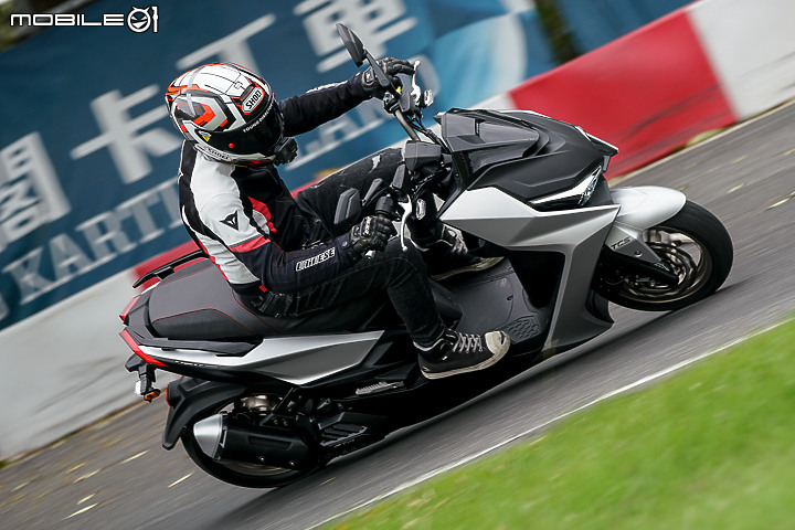 KYMCO KRV 「小AK」賽道首試|跨世代全新旅跑 再創水冷白牌王者風範