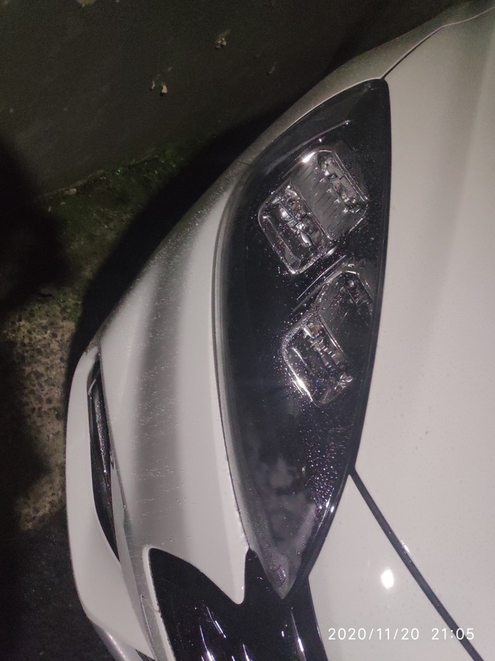請問8月交車的新KUGA大燈起霧超明顯,南港的福特九和堅持這樣正常。。。