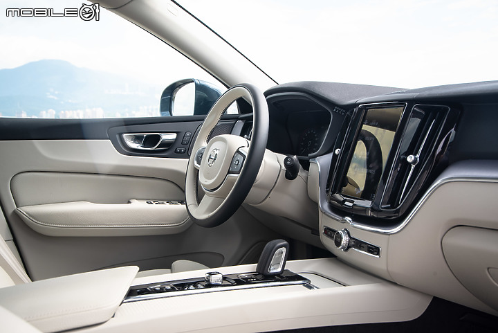 Volvo 新年式 XC60 B4 Momentum 試駕 純燃油時代不再,48V輕油電將成銷售主力!