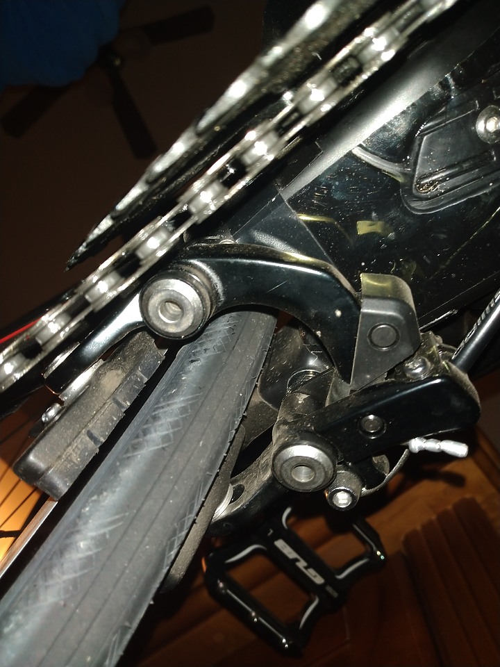請問shimano 105 後下叉夾器 要怎麼調整 左右間隙?