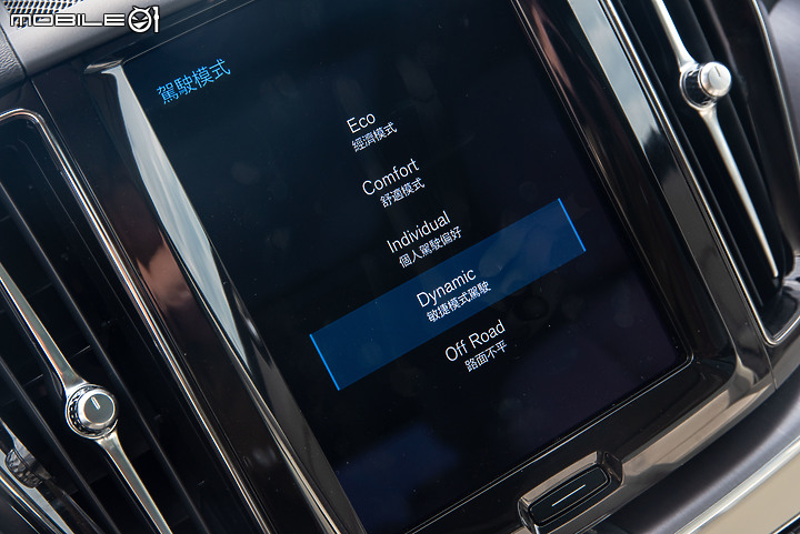 Volvo 新年式 XC60 B4 Momentum 試駕 純燃油時代不再,48V輕油電將成銷售主力!