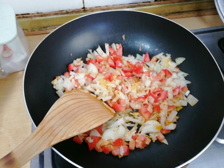 善用鍋底製作濃韻的川味牛肉麵