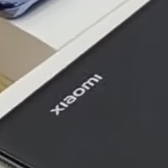 機背品牌從「MI」改成「xiaomi」