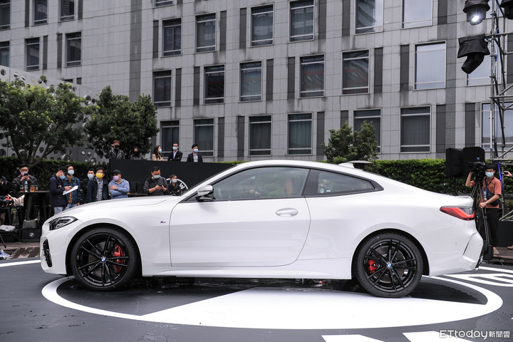 首批120輛完售!BMW新4系列Coupe 236萬起上市、女神許瑋甯代言