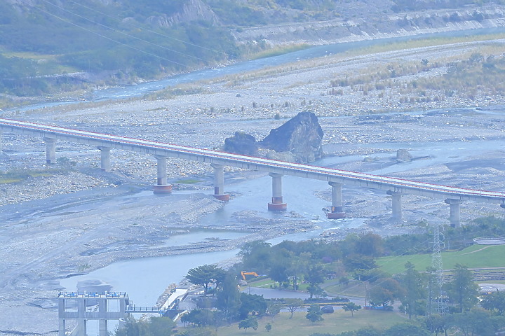 到台東拍到遊隼垂直俯衝，欣賞小黃山、卑南溪、富源觀景台、卑南溪水利公園、頂岩灣四格山和美濃冰品。