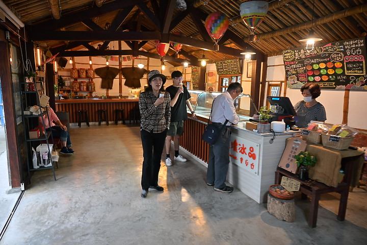 到台東拍到遊隼垂直俯衝，欣賞小黃山、卑南溪、富源觀景台、卑南溪水利公園、頂岩灣四格山和美濃冰品。