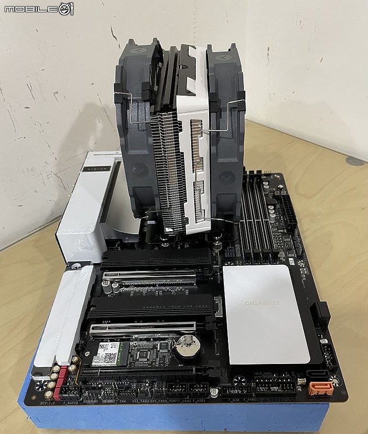 點我看大圖 單手專利快扣 CRYORIG 快睿 R5 單塔雙風扇安裝開箱