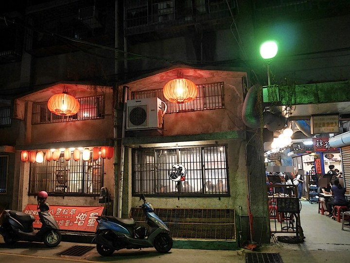 新竹市 東區 東門市場 — 懷舊風情的市場建築，在夜間華麗轉身為異國風情食肆小巷