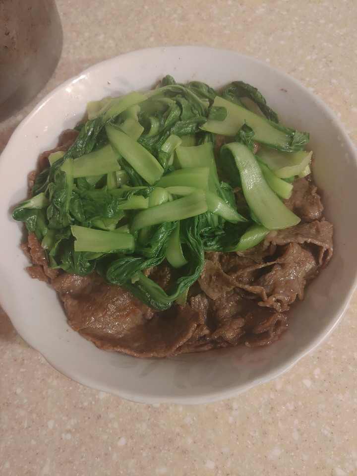 出外艱苦人早餐 一碗牛小排丼飯