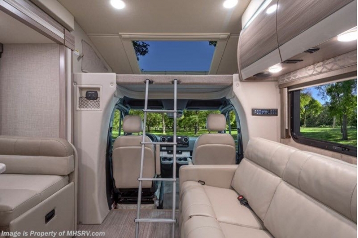 很貴很豪華的賓士Class C 自走式露營車，大家來看看，讓我知道你認為這台值不值得這個價位吧