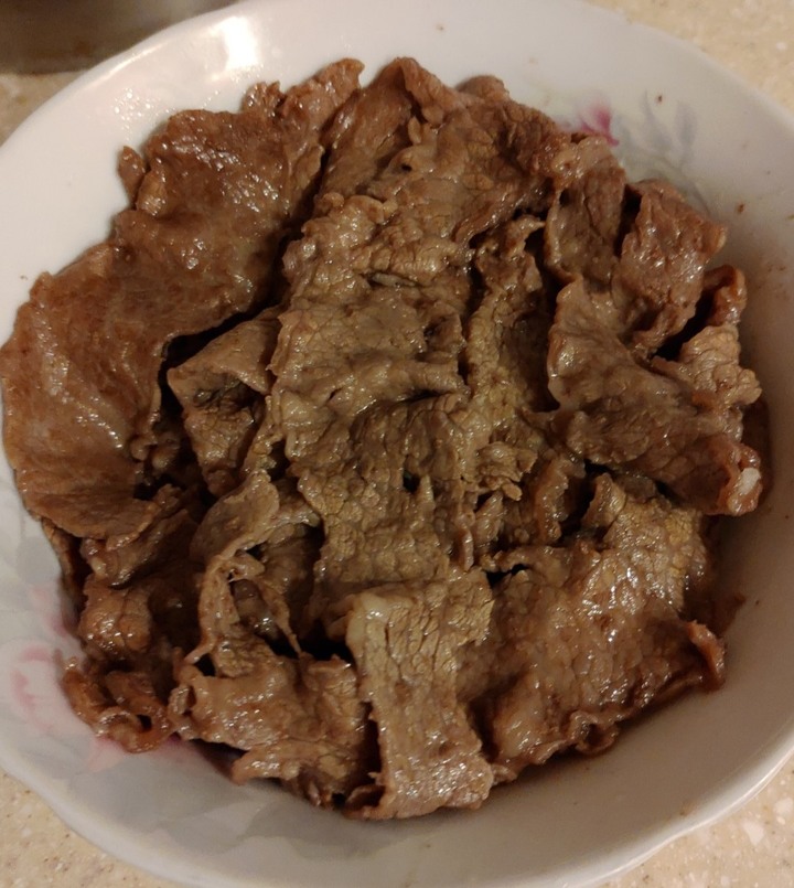 出外艱苦人早餐 一碗牛小排丼飯