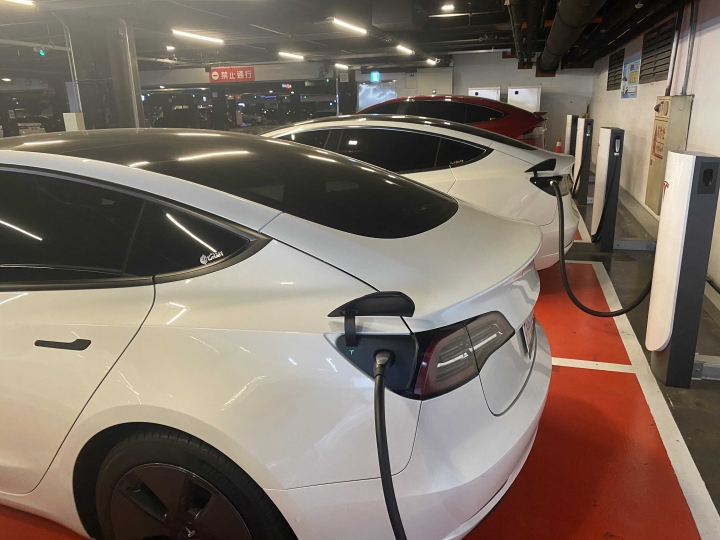 電動車特斯拉發展太迅速讓很多人失業嗎？特斯拉產業的進步！