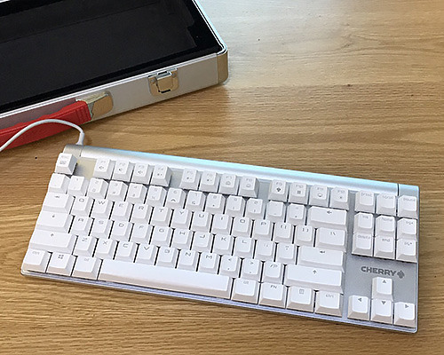 點我看大圖 很久以前踢到一把德意志工藝,CHERRY MX BOARD 8.0 RGB機械鍵盤!