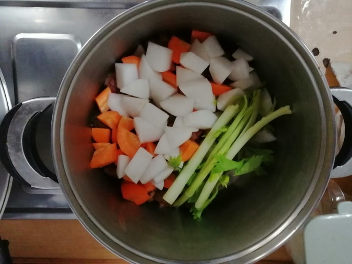 善用鍋底製作濃韻的川味牛肉麵