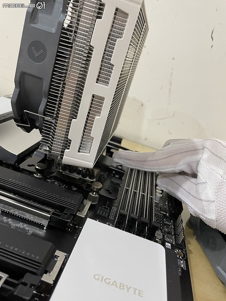 點我看大圖 單手專利快扣 CRYORIG 快睿 R5 單塔雙風扇安裝開箱
