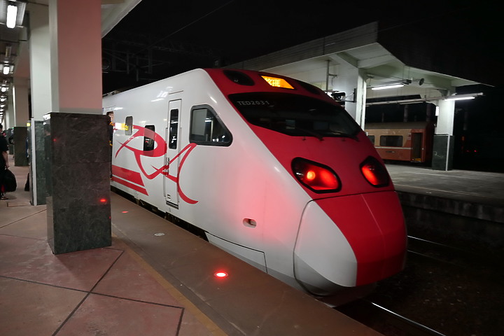 到台東拍到遊隼垂直俯衝，欣賞小黃山、卑南溪、富源觀景台、卑南溪水利公園、頂岩灣四格山和美濃冰品。