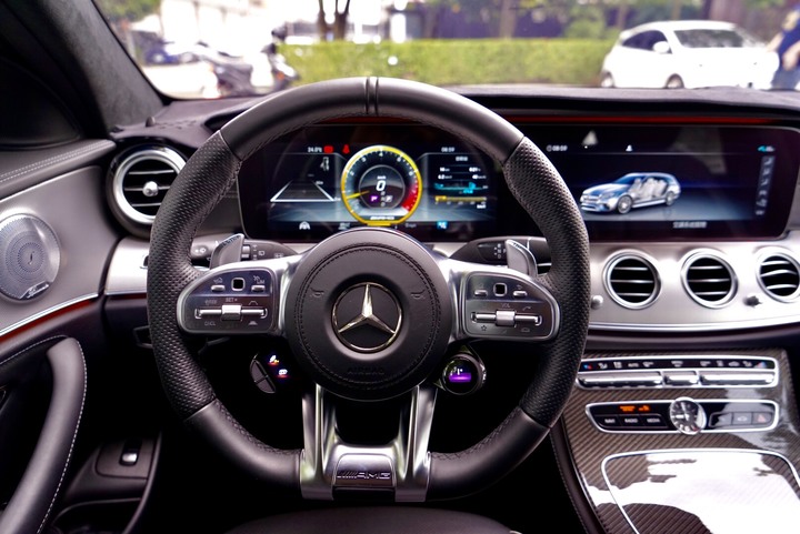 [開箱] 極度浮誇 Mercedes-AMG Roof Box