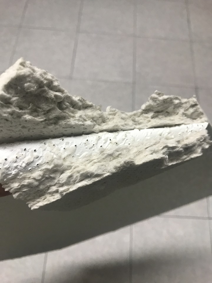 請問一下這是什麼材質的天花板 含石棉需要更換嗎