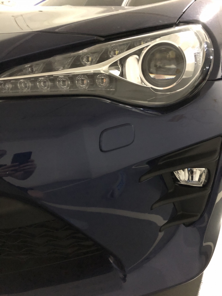 請問86這兩邊正方形紅色圓圈處是什麼用處 拖救用的嗎？