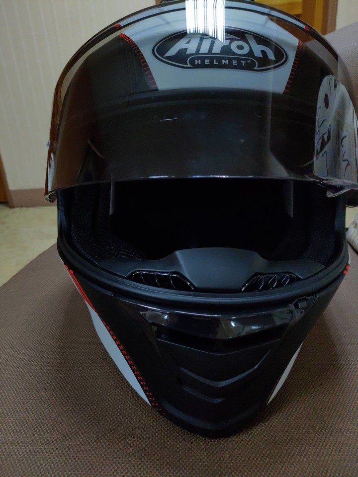 進口安全帽開箱。進口帽CP值之王 !? Airoh Spark 義大利品牌 MotoGP全罩安全帽路過??