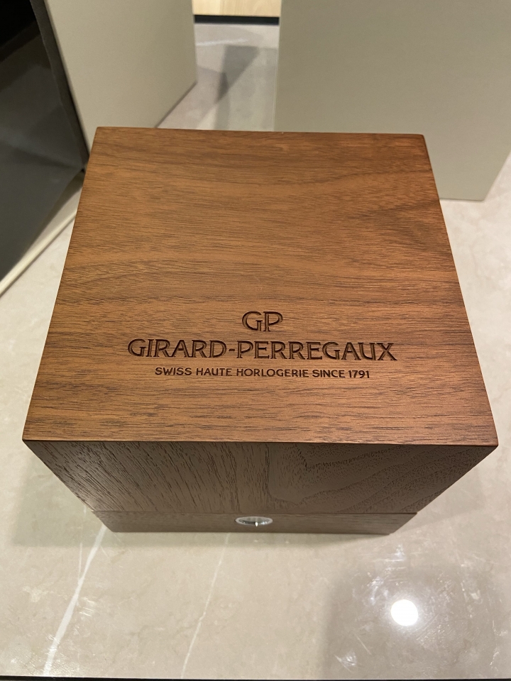 GIRARD-PERREGAUX Laureato 42mm Ceramic開箱我