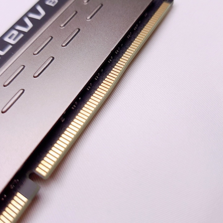 簡約 沉穩 散熱佳!KLEVV科賦 BOLT XR DDR4-3600。